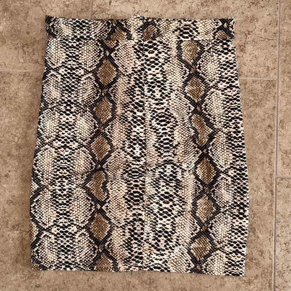 Chic Soft Snake Print Skirt🤎 - Picture 5 of 5